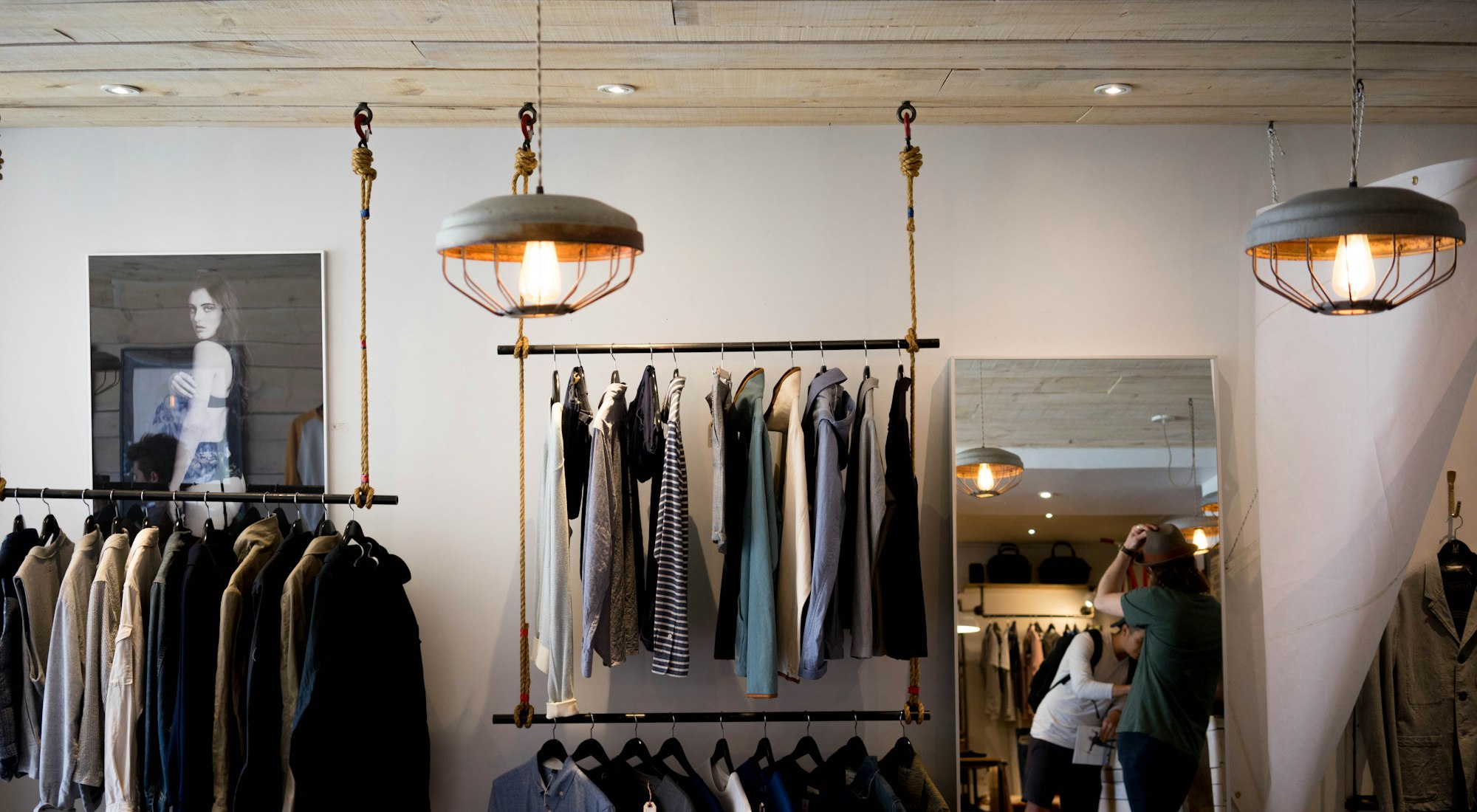 Interno di un atelier con capi appesi e specchi